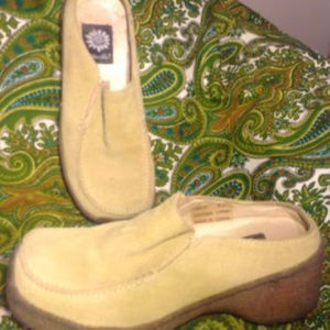 YELLOW BOX DEPOT WOMEN'S BEIGE SUEDE MULES 8.5M